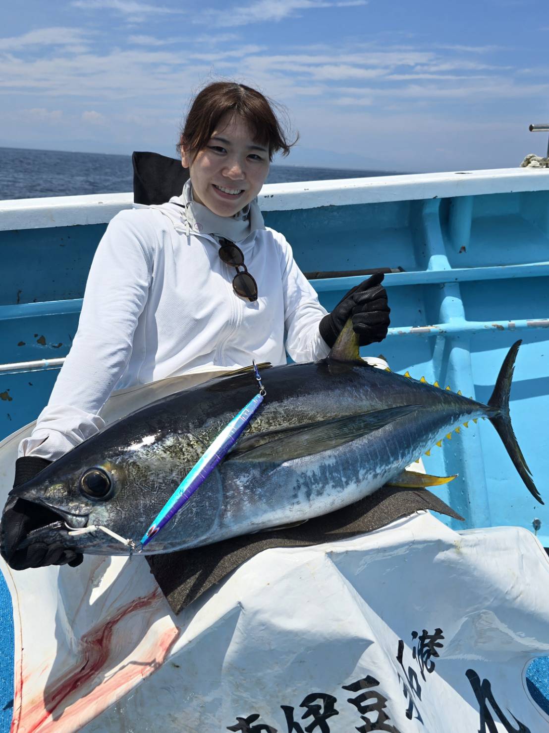 手石港「くらはし丸」さんにて女性アングラーがナイスキハダをキャッチ!!